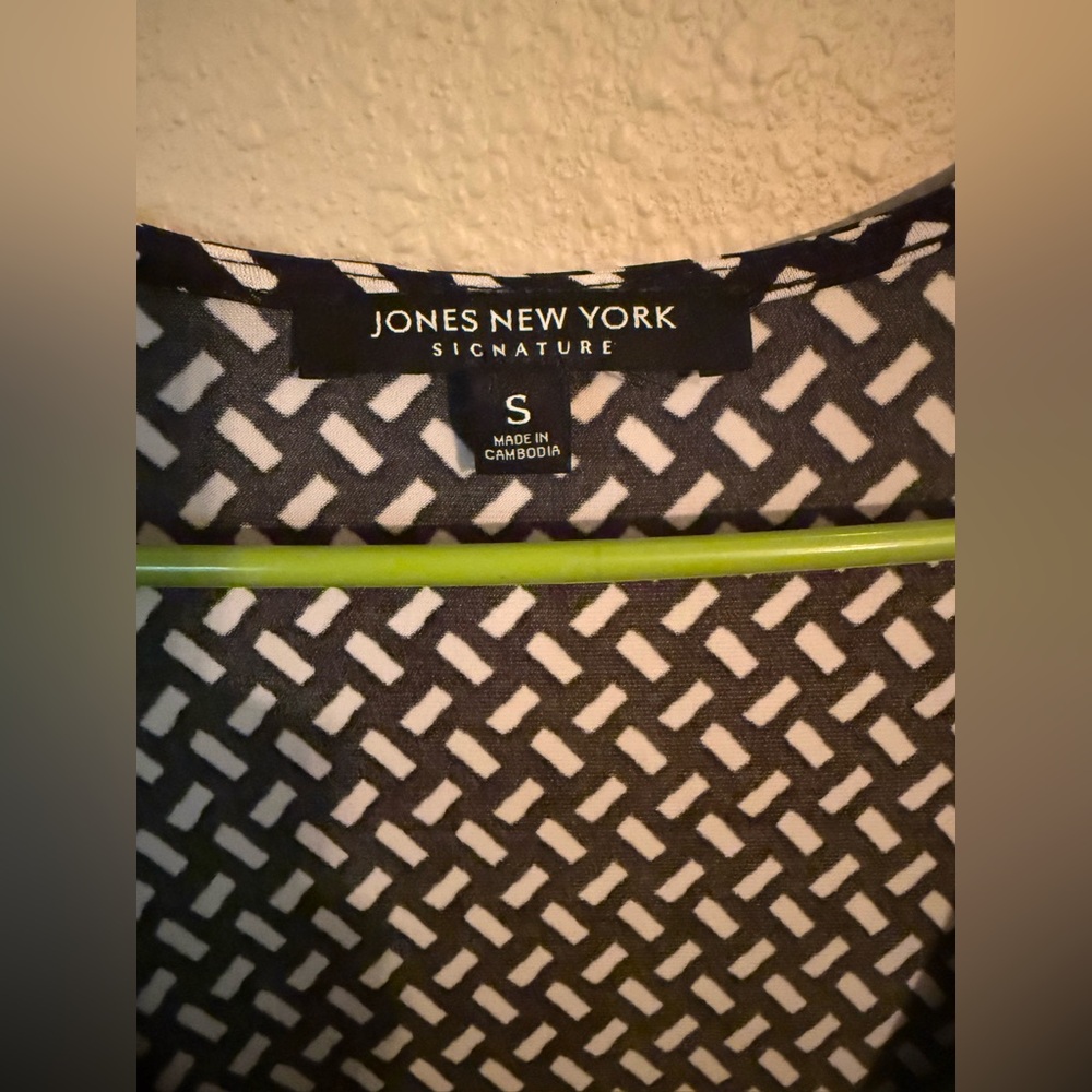 Jones New York Signature Black and White Geometric Blouse